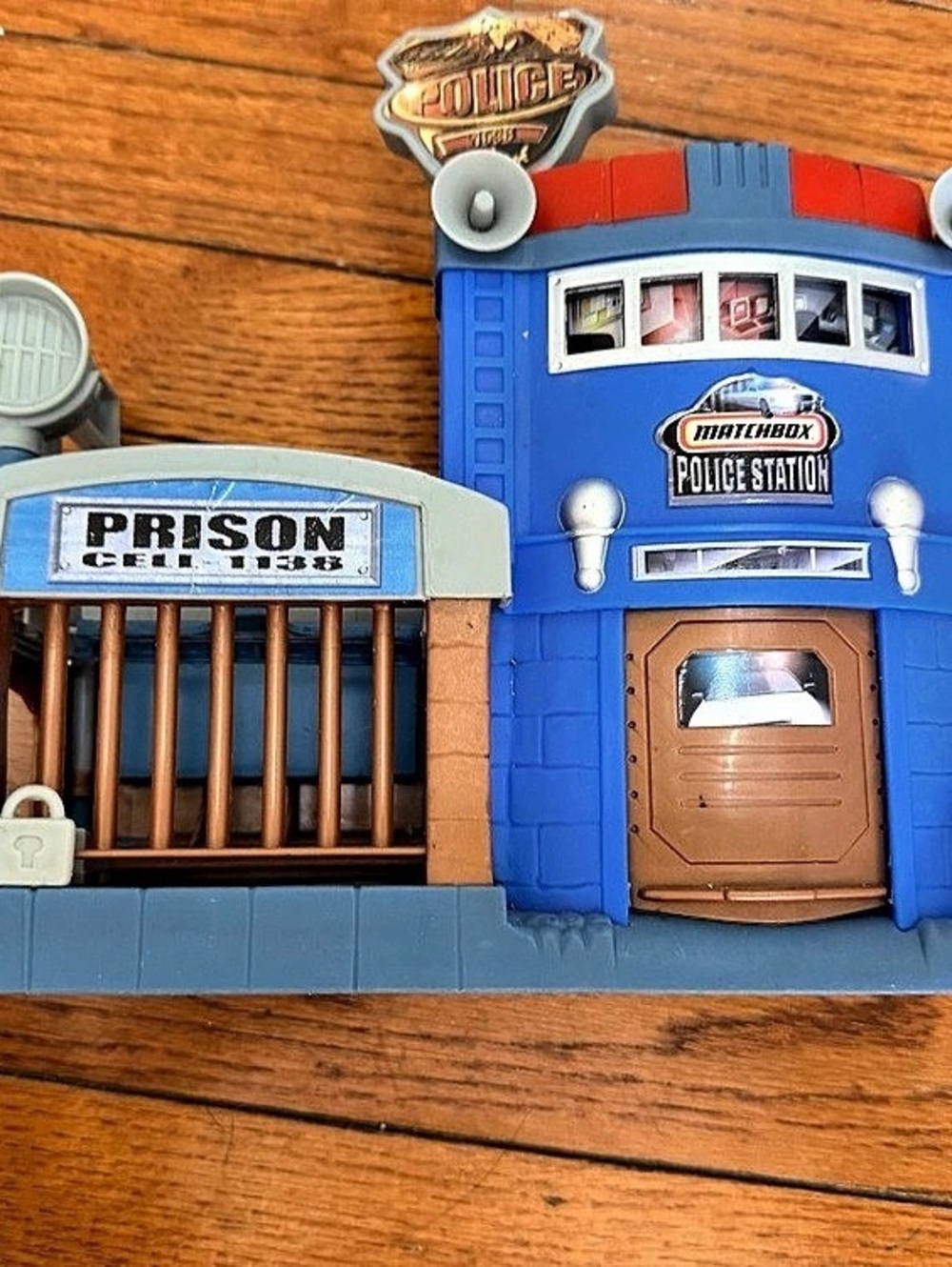 Matchbox Police Station Action Pack / Pop-Up Adventure Playset with 2 police Car